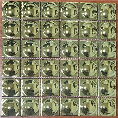 Baksida med mosaikplattor i rostfritt stål