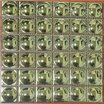 Baksida med mosaikplattor i rostfritt stål